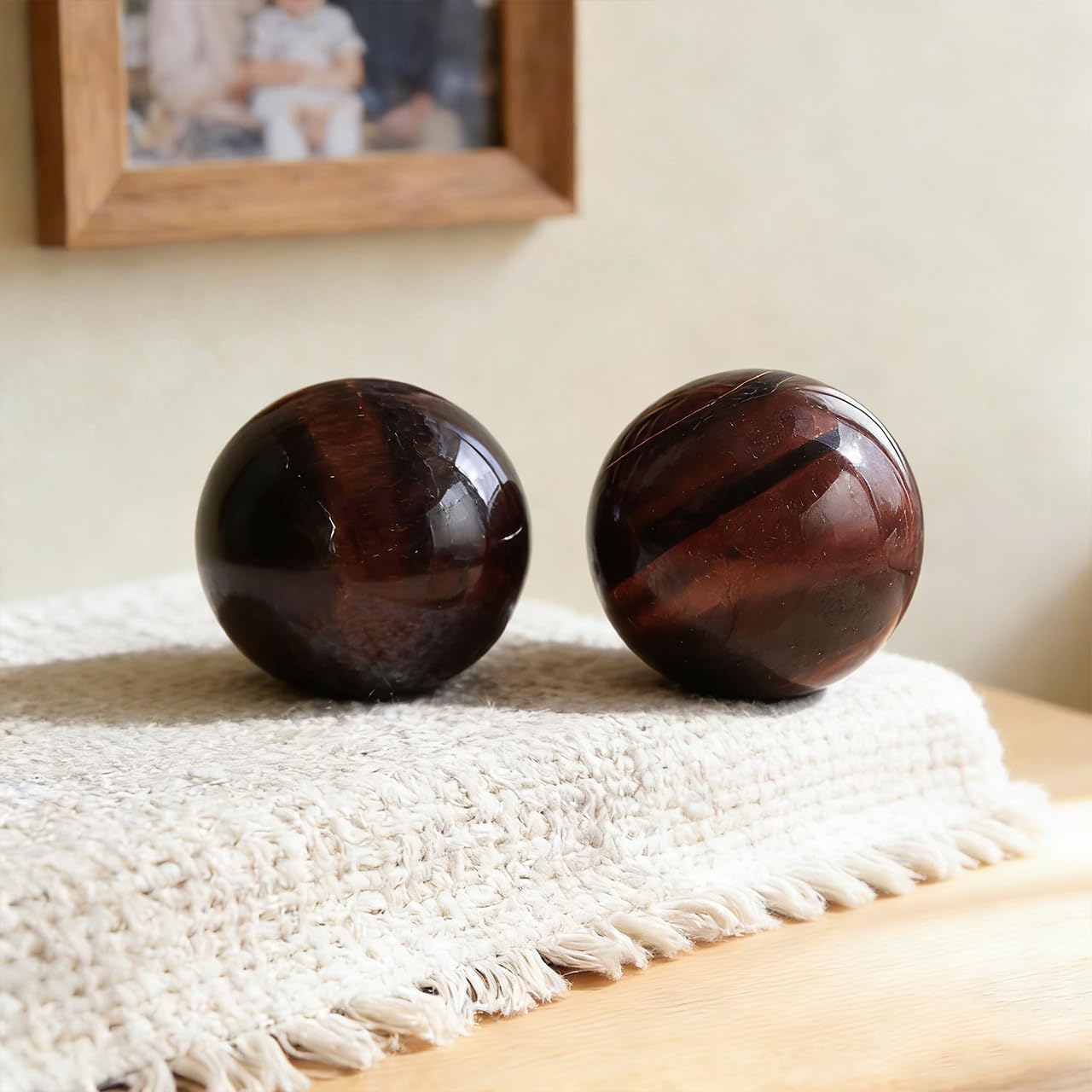 AierCrystal Natural Stone Crystal Sphere Feng Shui Home Decoration Ball Positive Energy Scrying Orb for Meditation Tool for Spiritual Space Purification Globe Diameter 4-5cm Red Tiger's Eye Sphere