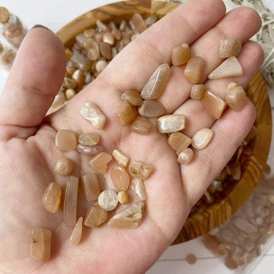 Indian Consigners Natural Crushed Polished Tumbled Gem Stone Chips, Decoration & Healing Crystals (Peach Moonstone)