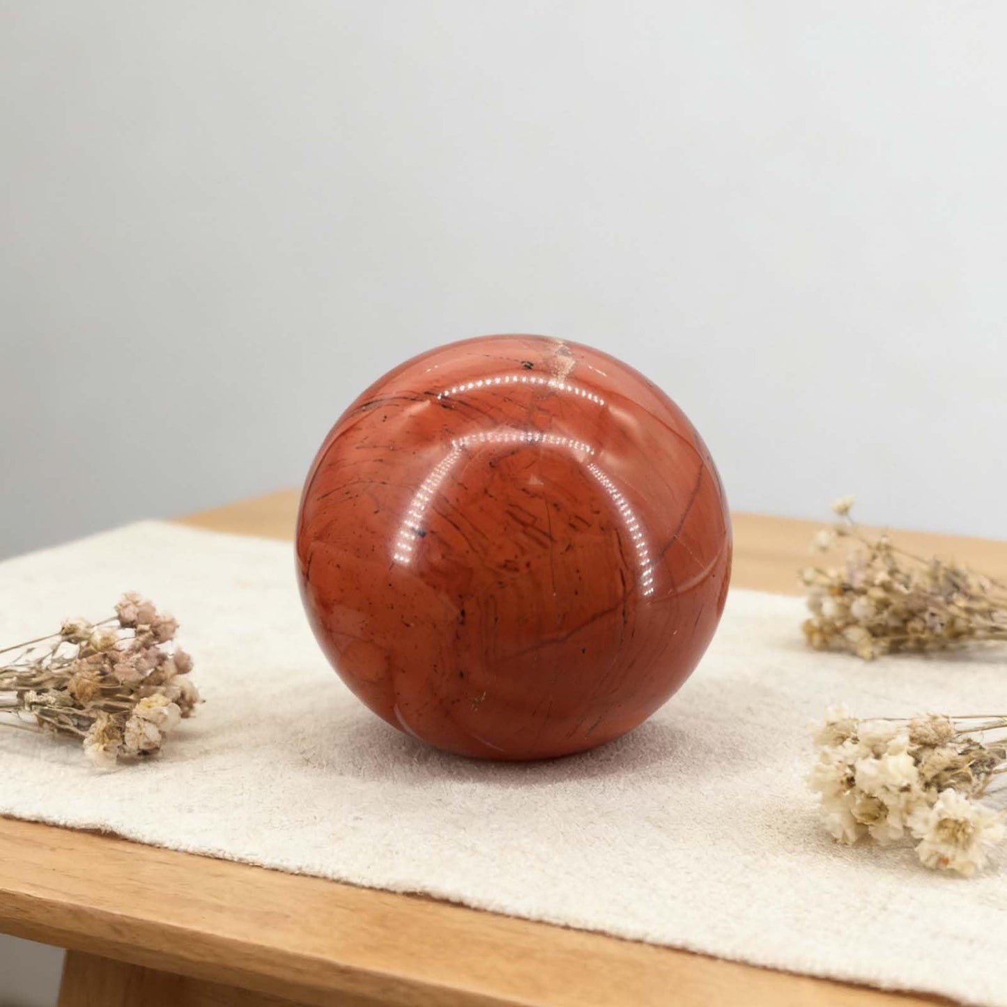 AierCrystal Natural Stone Crystal Sphere Feng Shui Home Decoration Ball Positive Energy Scrying Orb for Meditation Tool for Spiritual Space Purification Globe Diameter 4-5cm Red Jasper Sphere