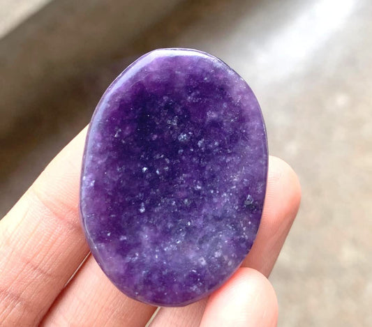 crystalmiracle Purple Lepidolite Worry Stone Metaphysical Gemstone Crystal Healing Reiki Men Women Feng Shui Positive Energy Love Wellness Thumb Stones for Gifts