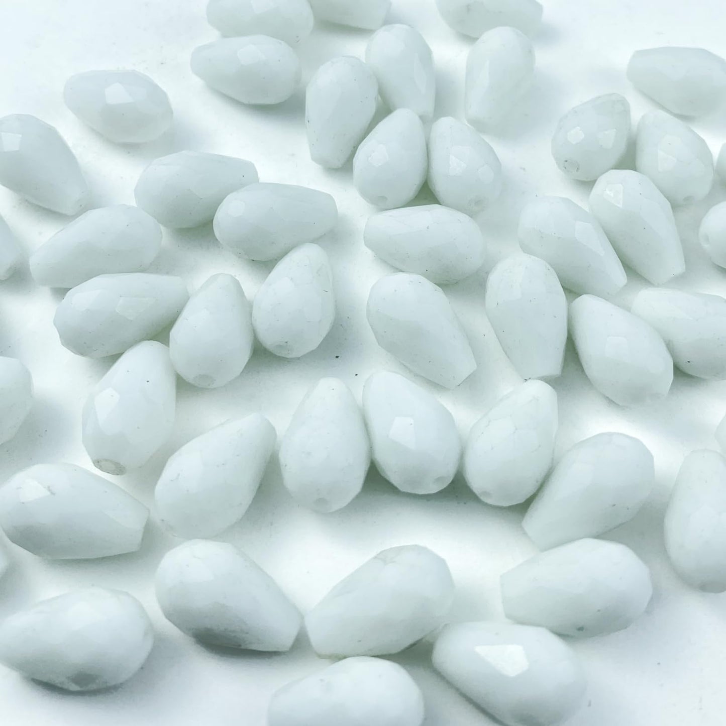Honkoolly 50pcs 10x15mm Teardrop Crystal Glass Beads Vertical Hole Faceted Glass Teardrop Spacer Beads for Bracelets Necklace Earring DIY Jewelry Making Craft(White)