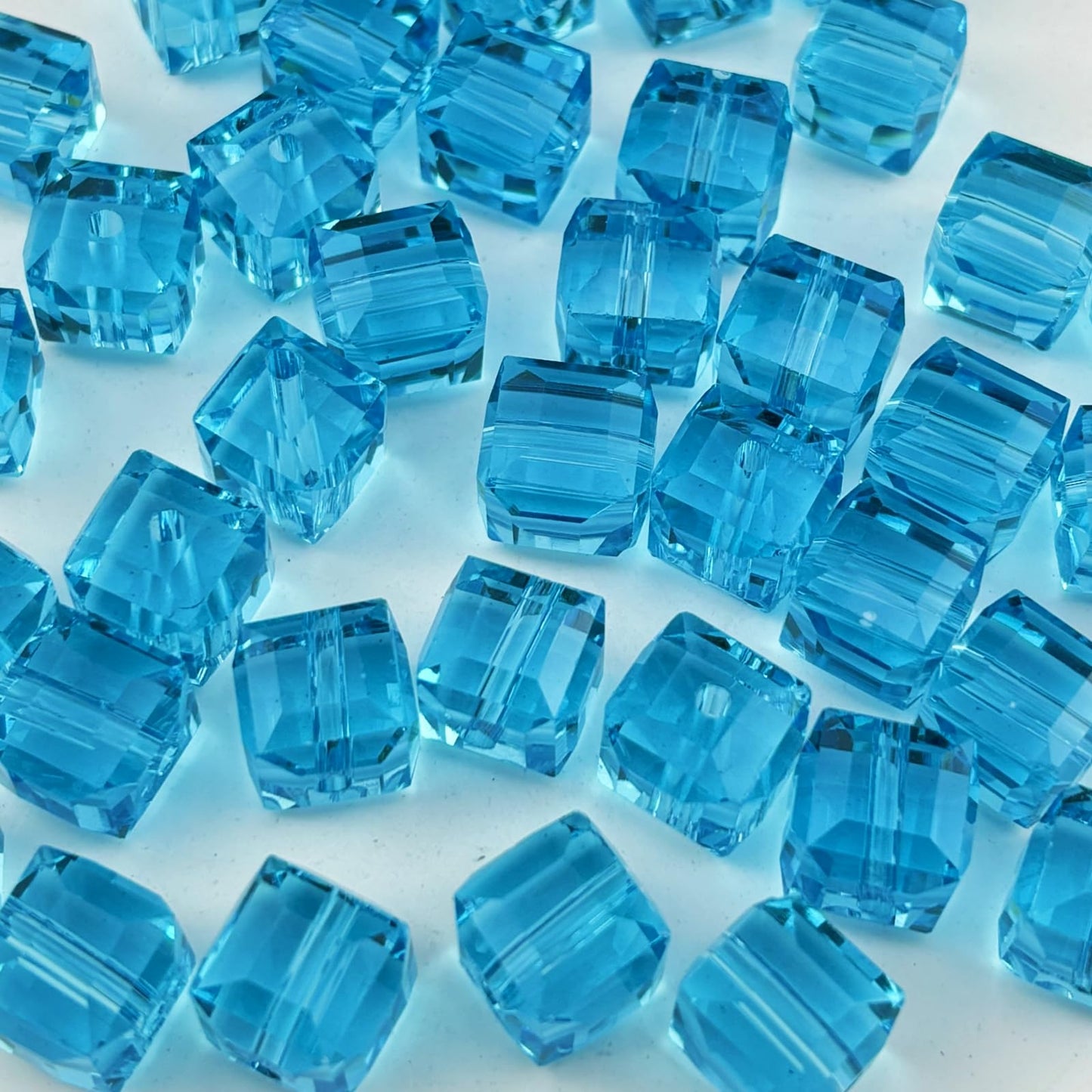 YUEXIGO 200pcs 4mm Cube Crystal Glass Beads for Jewelry Making Faceted Square Crystal Glass Bead Spacer Beads Loose Beads for Bracelet Earring Necklace DIY Craft(Lake Blue)