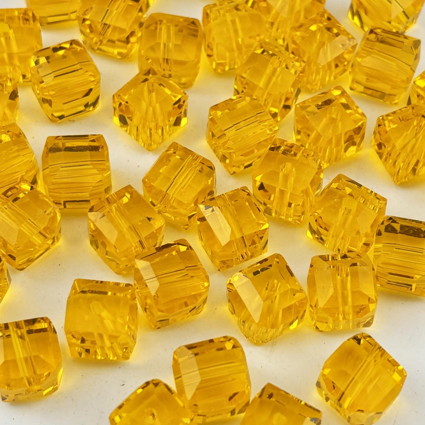 YUEXIGO 100pcs 6mm Cube Crystal Glass Beads for Jewelry Making Faceted Square Crystal Glass Bead Spacer Beads Loose Beads for Bracelet Earring Necklace DIY Craft(Gold Yellow)