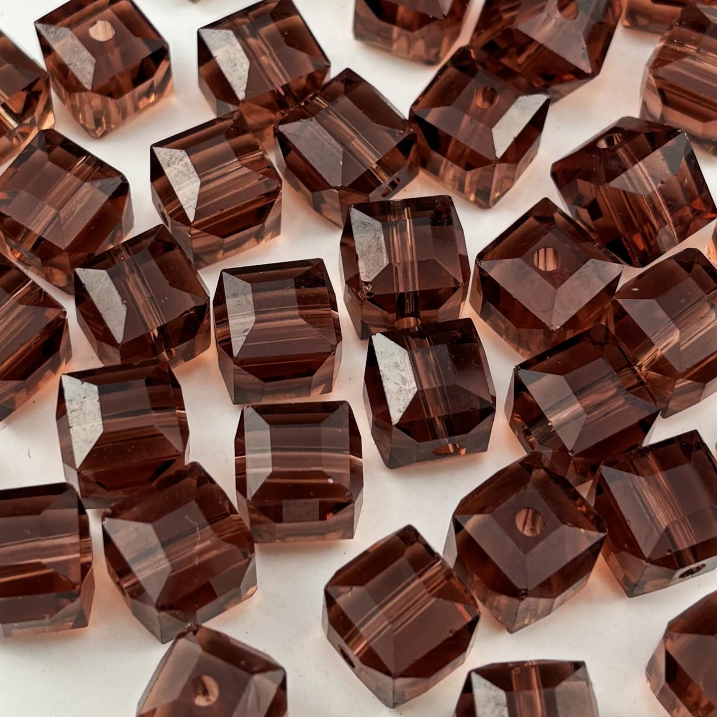 YUEXIGO 100pcs 6mm Cube Crystal Glass Beads for Jewelry Making Faceted Square Crystal Glass Bead Spacer Beads Loose Beads for Bracelet Earring Necklace DIY Craft(Medium Purple)