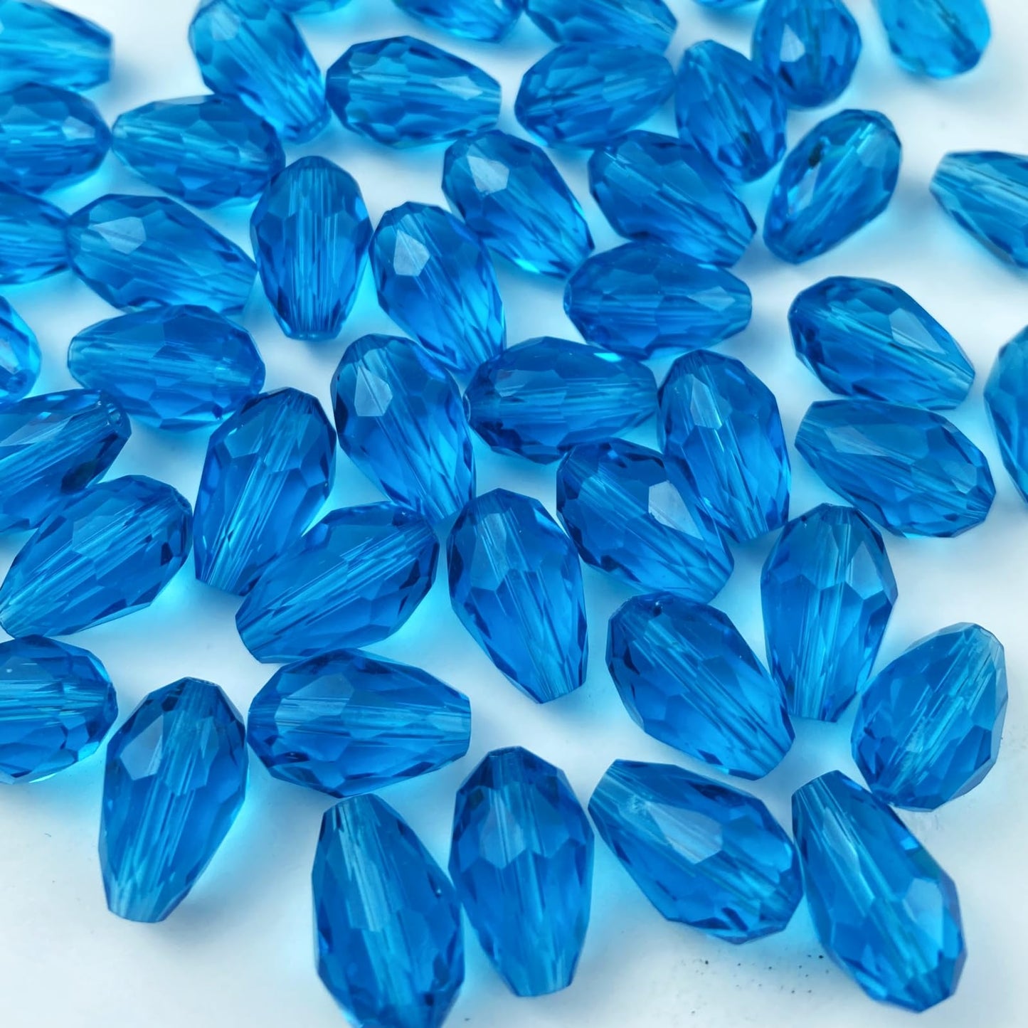 Honkoolly 200pcs 4x6mm Teardrop Crystal Glass Beads Vertical Hole Faceted Glass Teardrop Spacer Beads for Bracelets Necklace Earring DIY Jewelry Making Craft(Lake Blue)