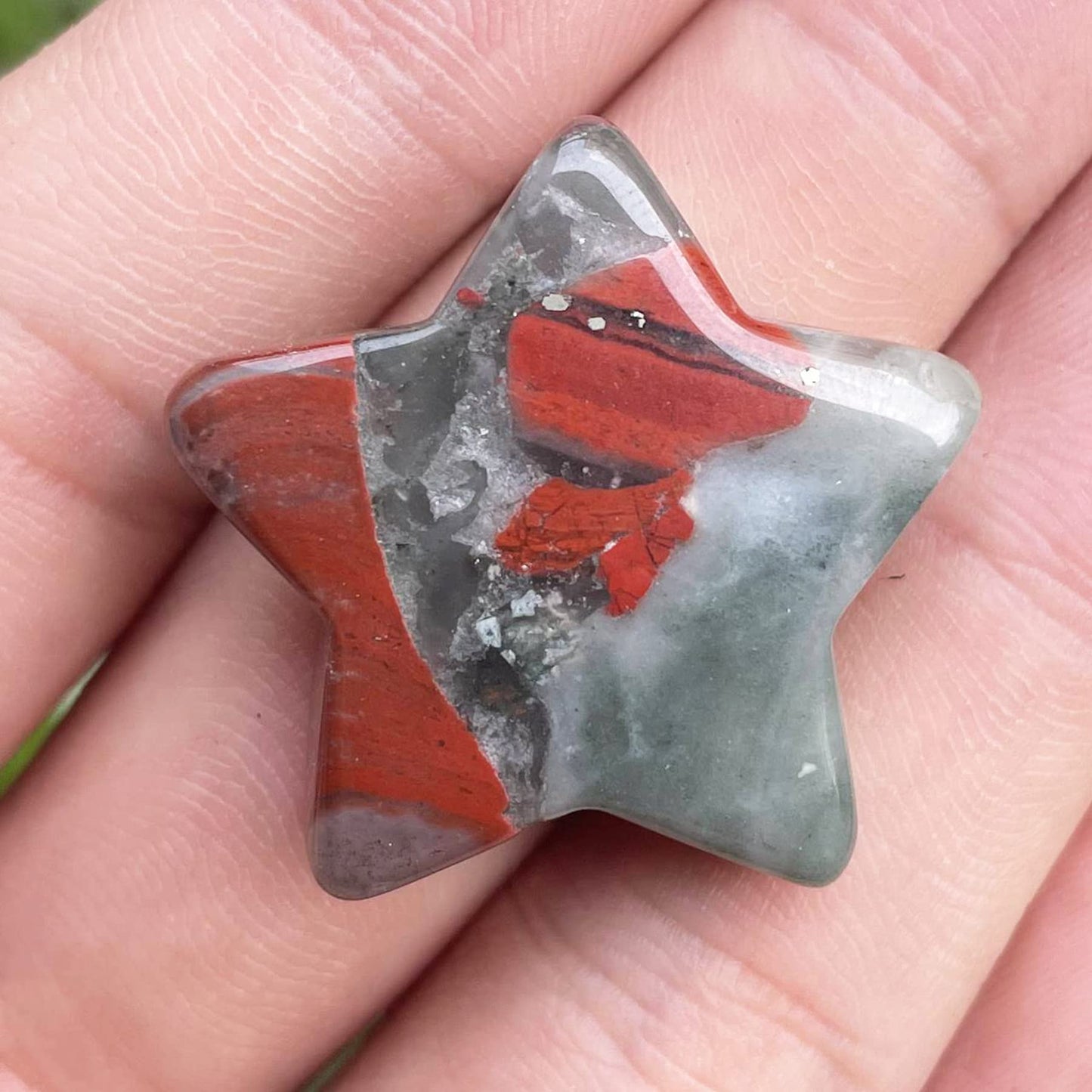 Fekuar Africa Bloodstone Crystal Star Chakra Stones for Reiki Healing Yoga Balance Meditation Polished Mini Pocket Palm Stone 1 Inch (30mm)
