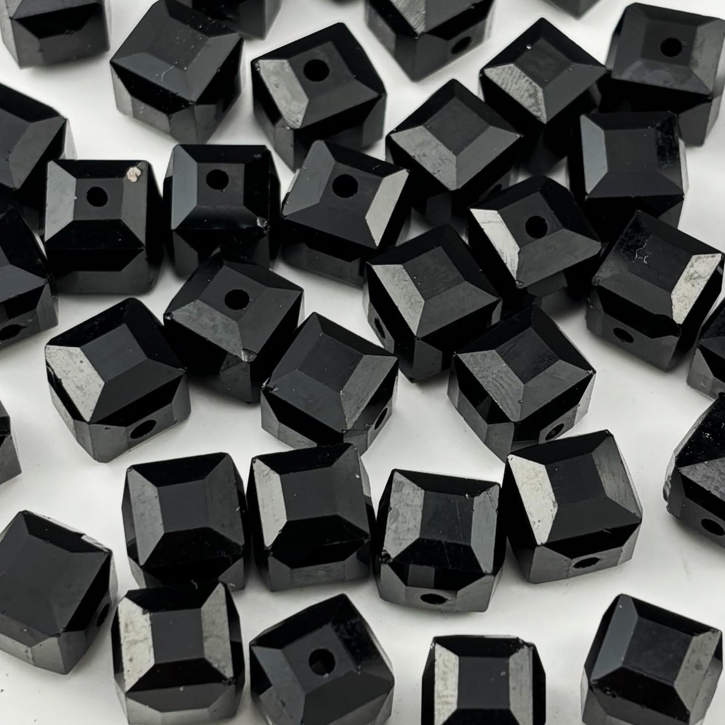 YUEXIGO 100pcs 6mm Cube Crystal Glass Beads for Jewelry Making Faceted Square Crystal Glass Bead Spacer Beads Loose Beads for Bracelet Earring Necklace DIY Craft(Black)
