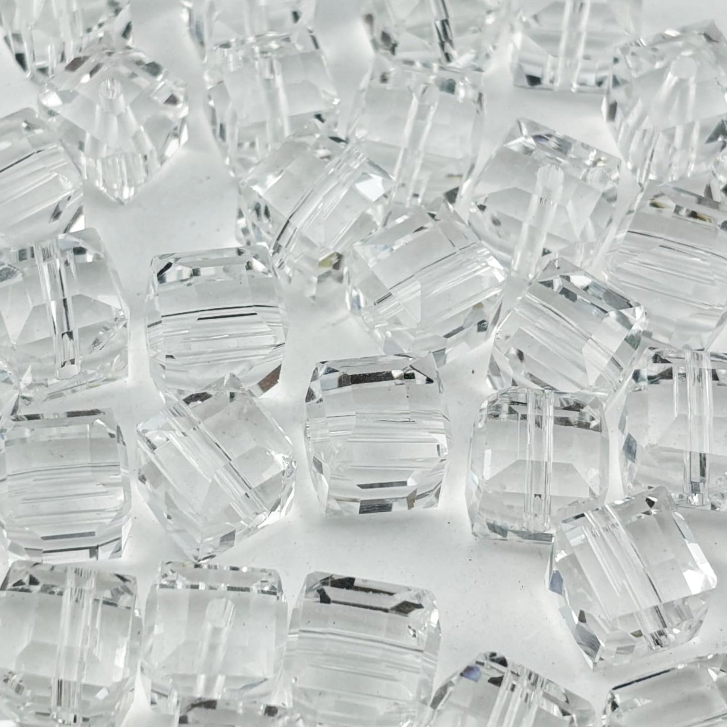 YUEXIGO 100pcs 6mm Cube Crystal Glass Beads for Jewelry Making Faceted Square Crystal Glass Bead Spacer Beads Loose Beads for Bracelet Earring Necklace DIY Craft(Transparent)