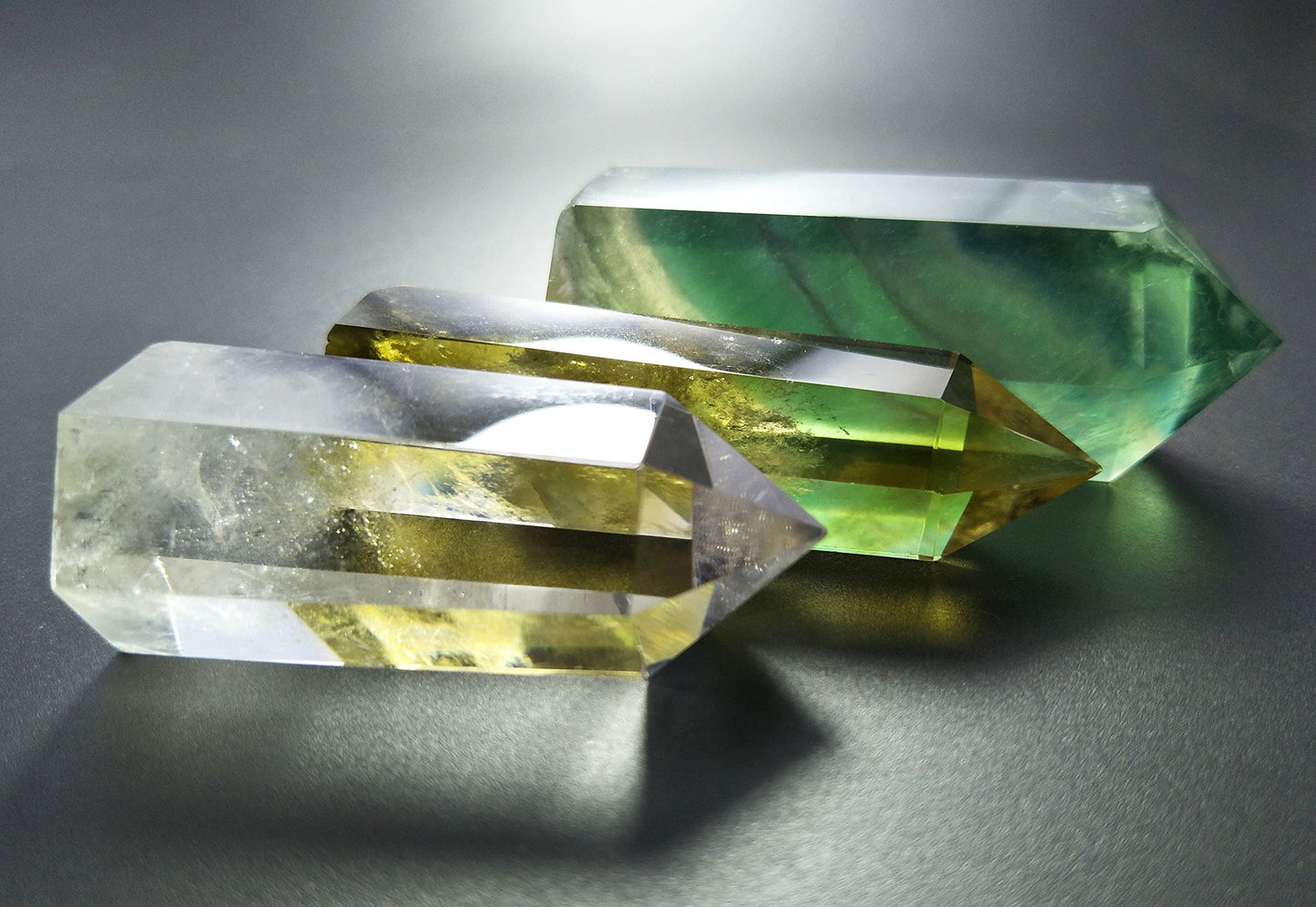 Set of 3 Natural Crystal Wands – Clear Quartz, Citrine (Yellow Quartz) & Fluorite, Faceted & Pointed Energy Wands for Reiki, Chakra Meditation, Crystal Healing, Crystal Decor & Home Décor